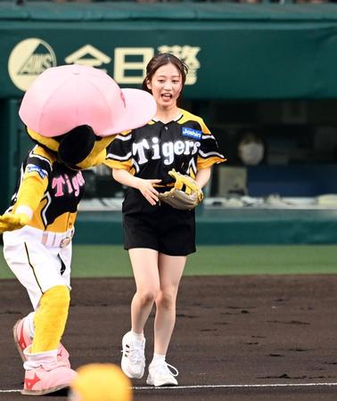 　始球式のマウンドへ向かうＮＭＢ４８・川上千尋（撮影・飯室逸平）