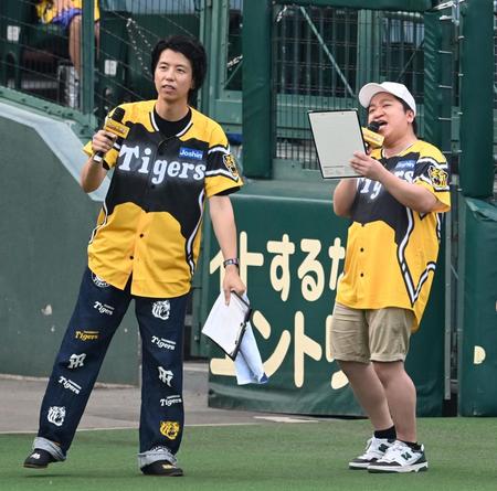 　球場を盛り上げるニッポンの社長の辻（左）とケツ（撮影・飯室逸平）