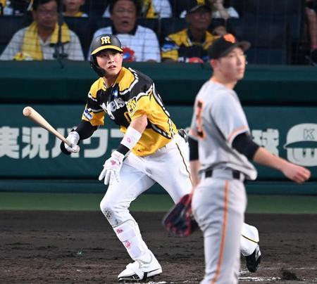 　３回、二塁打を放つ木浪（撮影・飯室逸平）