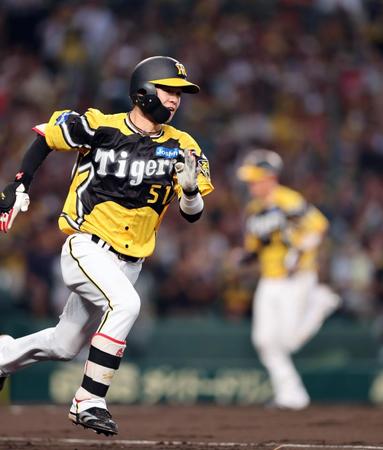 　３回、左中間に適時二塁打を放つ中野（撮影・山口登）