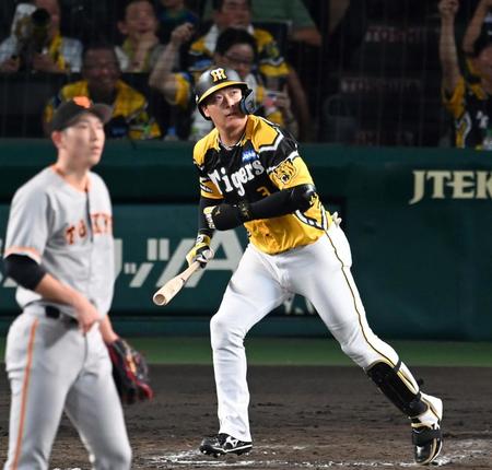 　４回、戸郷から１２号同点ソロを放つ大山（撮影・飯室逸平）