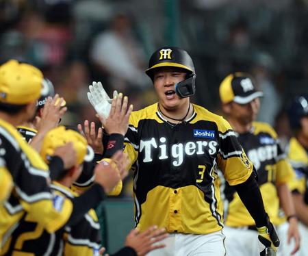 　４回、同点をソロを放ちナインに迎えられる大山（撮影・山口登）