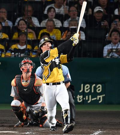 　４回、１２号同点ソロを放つ大山（撮影・飯室逸平）
