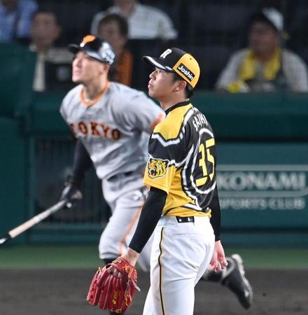 　５回、梶谷に勝ち越しソロを打たれる才木（撮影・飯室逸平）