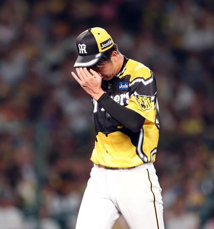 　５回途中、降板する才木（撮影・山口登）