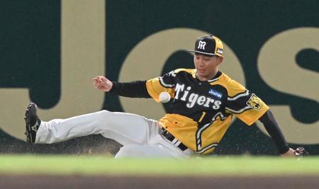 　６回、大城卓の打球をファンブルする森下（撮影・高部洋祐）