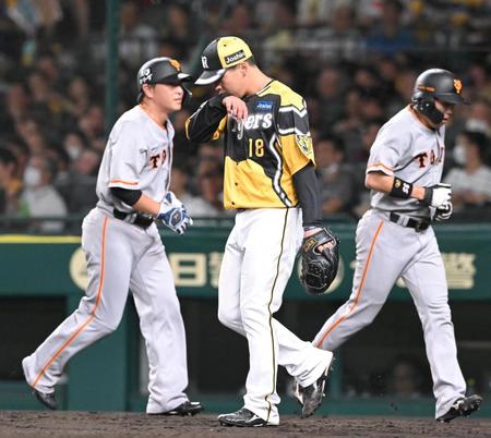 　５回、吉川に２点適時打を許した馬場（中央）＝撮影・高部洋祐