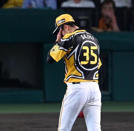 　５回途中で降板する才木（撮影・飯室逸平）