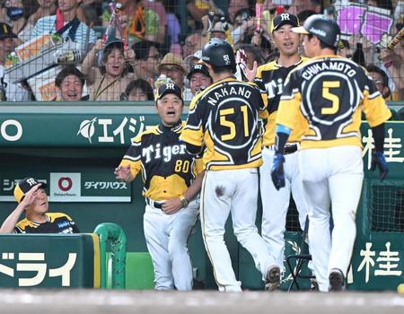 　７回、森下の２点適時打で生還した近本（５）、中野（５１）を出迎える岡田監督（左から２人目）＝撮影・高部洋祐