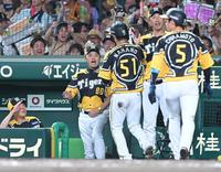 　７回、森下の２点適時打で生還した近本（５）、中野（５１）を出迎える岡田監督（左から２人目）＝撮影・高部洋祐