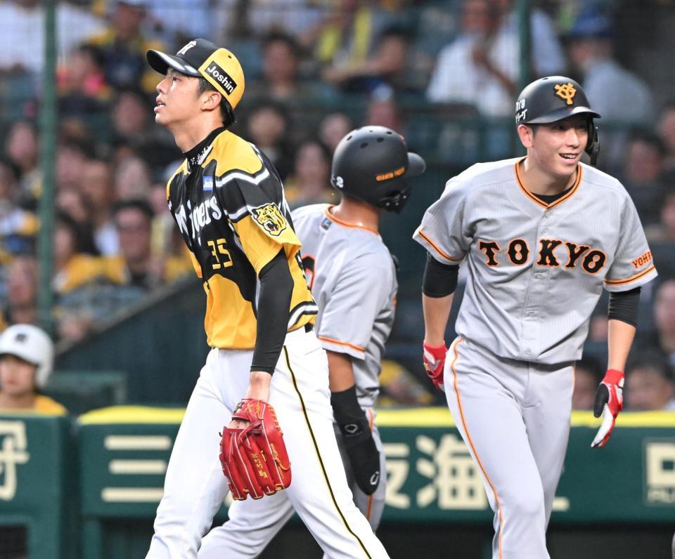 　３回、秋広に先制打を浴び悔しがる才木（左）。右は生還し笑顔を見せる戸郷（撮影・高部洋祐）