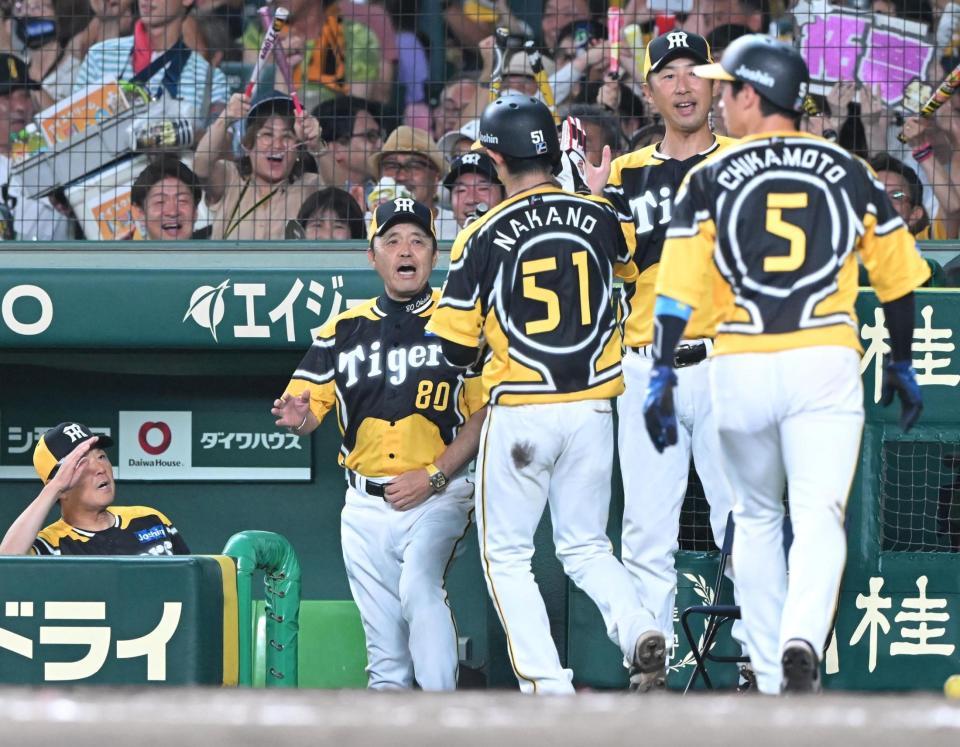 　７回、森下の２点適時打で生還した近本（５）、中野（５１）を出迎える岡田監督（左から２人目）＝撮影・高部洋祐