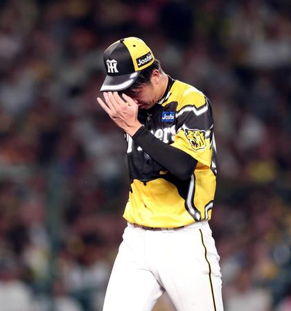 　５回途中、降板する才木（撮影・山口登）