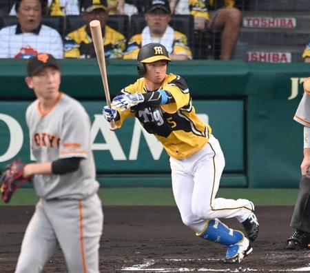 　１回、戸郷から左前打を放つ近本（撮影・飯室逸平）