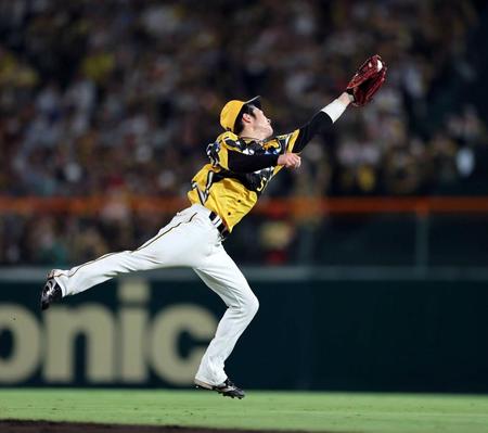 　７回戸郷の飛球を好捕し併殺とする中野（撮影・山口登）