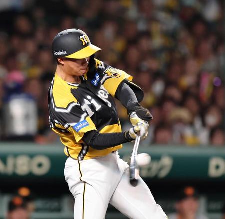 　７回、左前に適時打を放つ森下