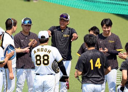 　１軍に合流し、ナインにあいさつする小林（中央）＝撮影・山口登