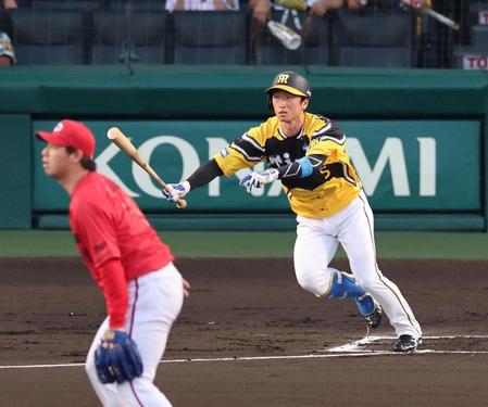 　１回、右前打を放つ近本（撮影・山口登）