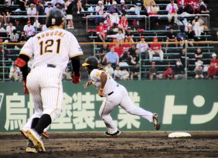 　野口の二塁打で激走するミエセス。三塁セーフ後に交代した