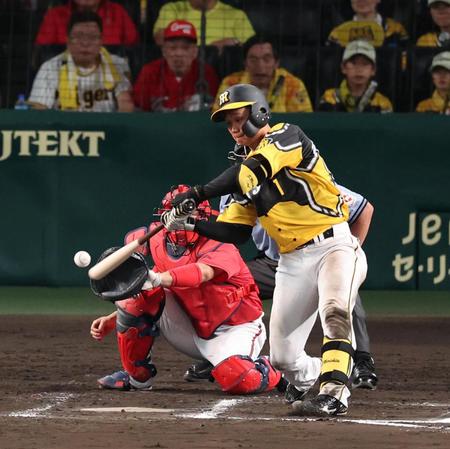 　６回、一塁強襲の適時打を放つ森下（撮影・山口登）