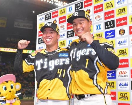 　ヒーローインタビューを終えて笑顔を見せる村上（左）と森下（撮影・立川洋一郎）