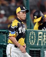 　９回、投手交代を告げに向かう岡田監督