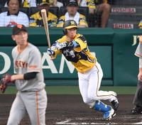 　１回、戸郷から左前打を放つ近本（撮影・飯室逸平）