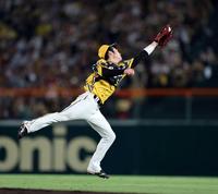 　７回戸郷の飛球を好捕し併殺とする中野（撮影・山口登）