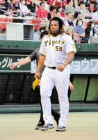 　走塁中に負傷してベンチへ戻るミエセス