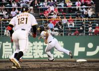 　野口の二塁打で激走するミエセス。三塁セーフ後に交代した