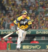 　６回、右前へ２点適時打を放つ森下（撮影・立川洋一郎）