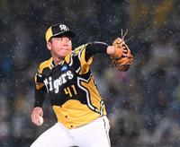 　５回、雨が降る中、力投する村上（撮影・田中太一）