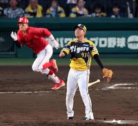 　３回、小園に同点適時三塁打を許す村上（撮影・山口登）