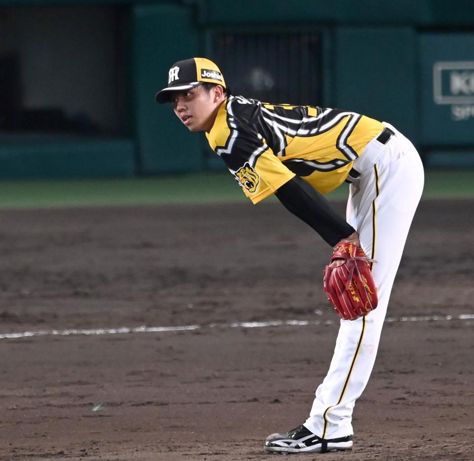 　５回、梶谷に勝ち越しソロを打たれ、うなだれる才木（撮影・飯室逸平）