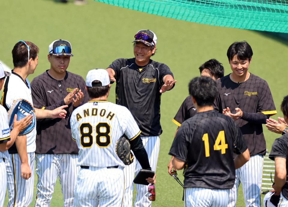 　１軍に合流し、ナインにあいさつする小林（中央）＝撮影・山口登