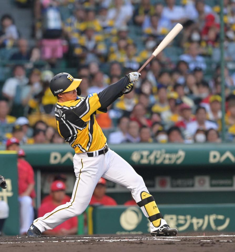 　１回、中前へ先制適時打を放つ森下（撮影・立川洋一郎）