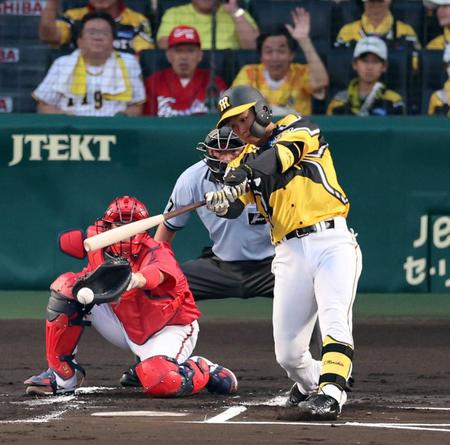 　１回、中前に先制適時打を放つ森下