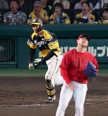 　３回、右前打を放つ森下