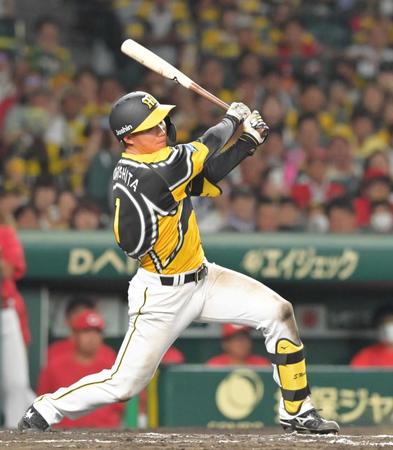 　６回、右前へ２点適時打を放つ森下