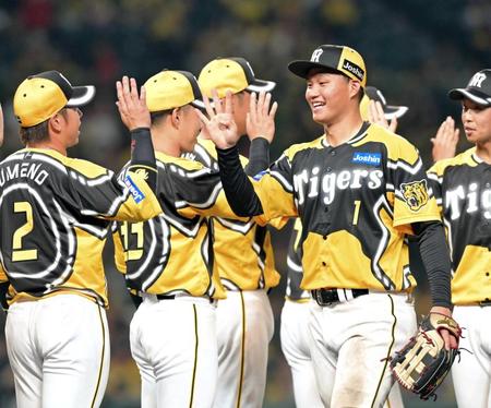 　広島を破ってナインと勝利のタッチを交わす森下