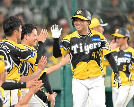 　６回、森下の２点適時打で生還し出迎えるナインと笑顔でタッチを交わす村上