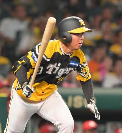 　４回、右前打を放つ村上（撮影・立川洋一郎）