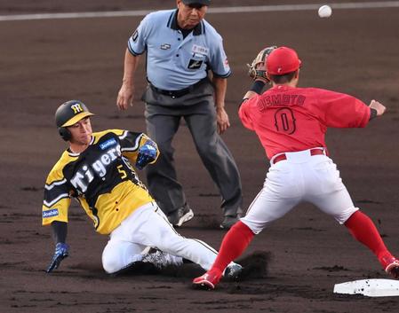 　１回、盗塁を決める近本