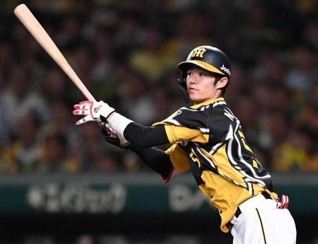 　６回、適時打を放つ中野