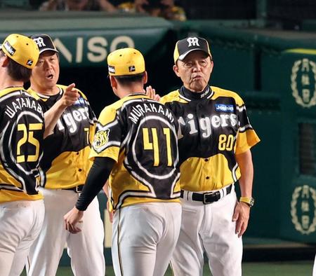 　広島に勝利し、岡田監督は村上とハイタッチ（２８日）