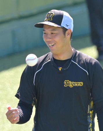 　登板に備える青柳（撮影・立川洋一郎）