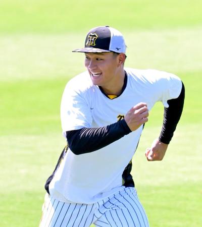 　ウオーミングアップをする森下（撮影・立川洋一郎）