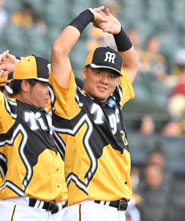 　試合前、体を動かす前川（撮影・高部洋祐）