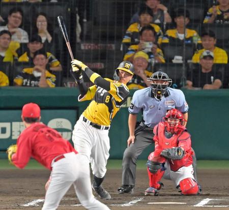 　６回、右中間スタンドへ勝ち越しソロを放つ佐藤輝（撮影・立川洋一郎）