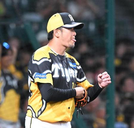 　８回、小園に同点打を浴び、悔しがる岩貞（撮影・高部洋祐）